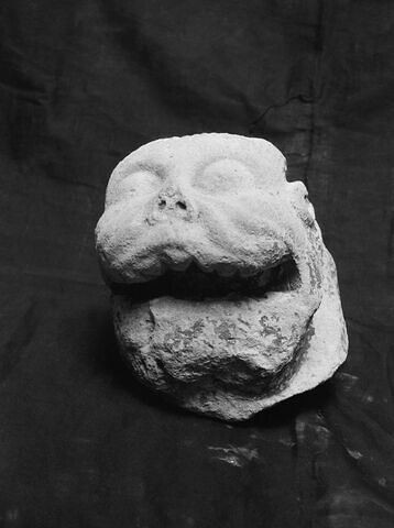 Modillon de corniche décoré d'une tête d'homme renversée en arrière, image 1/1