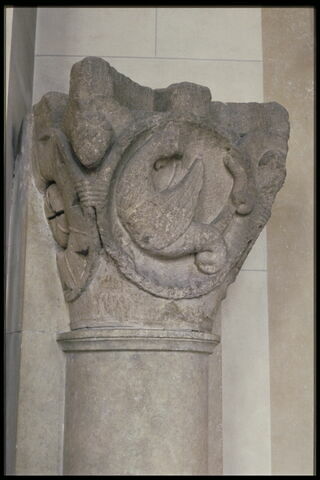Chapiteau d'applique décoré d'un basilic et de deux rosaces, image 4/5