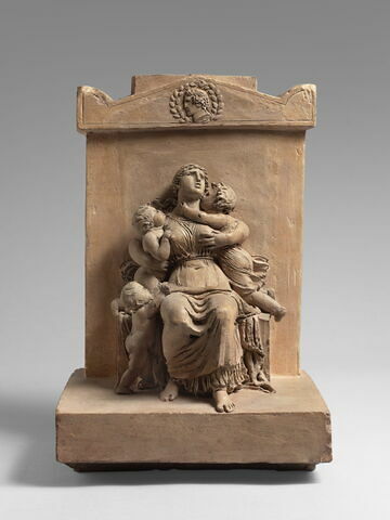 Une femme assise adossée à une stèle tenant deux enfants serrés contre elle un troisième est debout, image 1/10