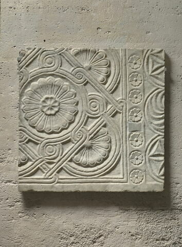 Fragment d'une plaque de chancel à décor de rosettes et d'entrelacs, image 1/2