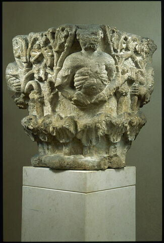 Chapiteau décoré de figures en buste et de palmettes