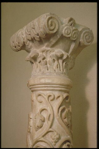 Colonne décorée de pampres et couronnée d'un chapiteau composite, avec base et tailloir, image 10/12