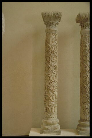 Colonne décorée de pampres et couronnée d'un chapiteau composite, avec base et tailloir, image 11/12