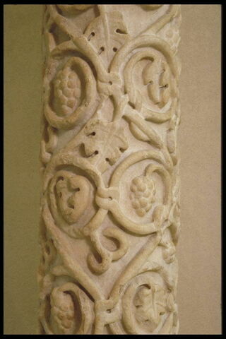 Colonne décorée de pampres et couronnée d'un chapiteau composite, avec base et tailloir, image 12/12