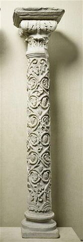 Colonne décorée de pampres et couronnée d'un chapiteau composite, avec base et tailloir, image 2/12