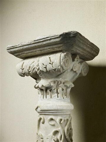 Colonne décorée de pampres et couronnée d'un chapiteau composite, avec base et tailloir, image 4/12