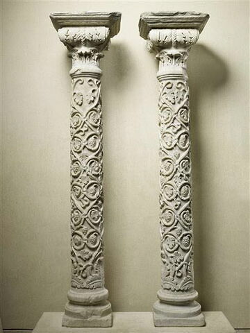 Colonne décorée de pampres et couronnée d'un chapiteau composite, avec base et tailloir, image 5/12
