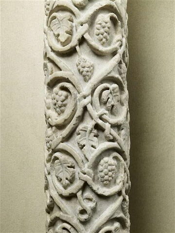 Colonne décorée de pampres et couronnée d'un chapiteau composite, avec base et tailloir, image 6/12