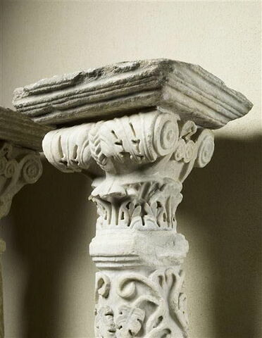Colonne décorée de pampres et couronnée d'un chapiteau composite, avec base et tailloir, image 7/12