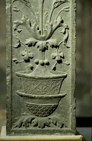 Pilastre décoré sur trois faces ornées d'arabesques, d'un panier de fruits de vases de fleurs, image 4/7