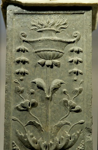 Pilastre décoré sur trois faces ornées d'arabesques, d'un panier de fruits de vases de fleurs, image 6/7