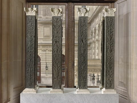 Pilastre décoré sur trois faces ornées d'arabesques, d'un panier de fruits de vases de fleurs