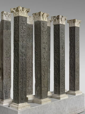Pilastre décoré sur trois faces ornées d'arabesques, d'un panier de fruits de vases de fleurs, image 2/7
