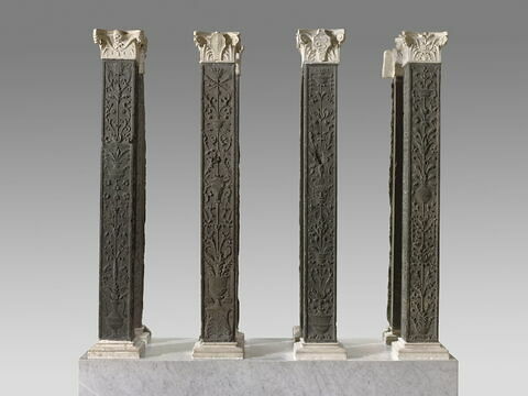 Pilastre décoré sur trois faces ornées d'arabesques, d'un panier de fruits de vases de fleurs, image 3/7