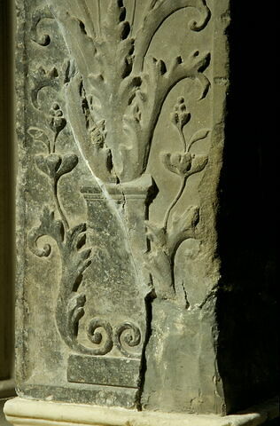 Fragment de pilastre décoré sur une face ornée de vases de fleurs à deux anses et de feuillages