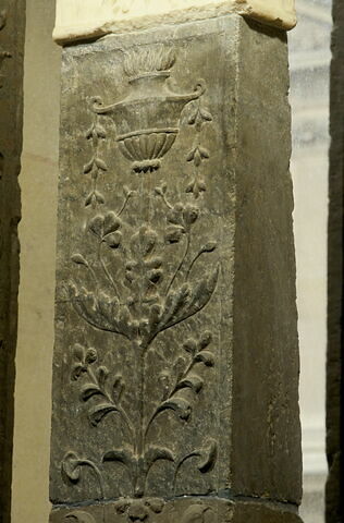 Fragment de pilastre décoré sur une face ornée de vases de fleurs de feuillages et d'un brasero