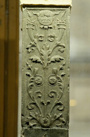 Fragment de pilastre décoré sur trois faces ornées de fleurs de feuillages de candélabres