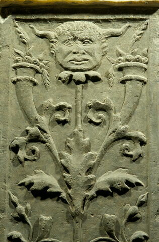 Fragment de pilastre décoré sur trois faces ornées de fleurs de feuillages de candélabres, image 2/4