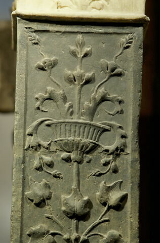 Pilastre décoré sur trois faces ornées d'un vase avec des fleurs et feuillages d'un aigle