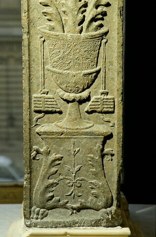 Pilastre décoré sur une face (bucrane)