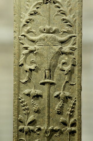 Pilastre décoré sur une face (bucrane), image 2/3