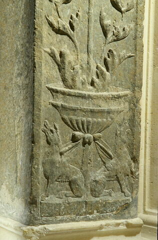Pilastre décoré sur une face (médaillon de satyre)