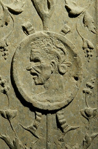 Pilastre décoré sur une face (médaillon de satyre), image 2/3