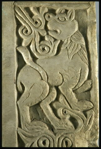 Plaque ornée d'une figure de lion et de rinceaux, image 2/2