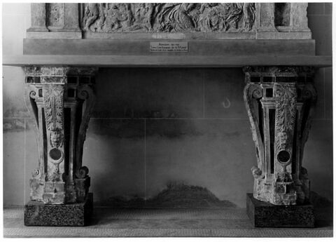Console soutenant l'autel de la chapelle d'Anet, image 4/4
