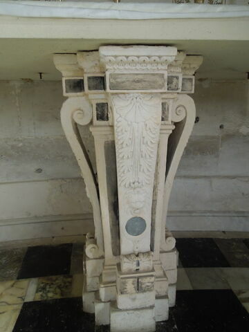 Console soutenant l'autel de la chapelle d'Anet, image 2/4