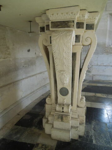 Console soutenant l'autel de la chapelle d'Anet