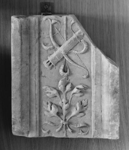 Fragment de pilastre : décor d'arc, carquois et flèche