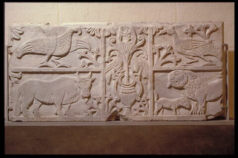 Devant d'autel (antependium) orné de représentations végétales et animales symboliques, image 1/4