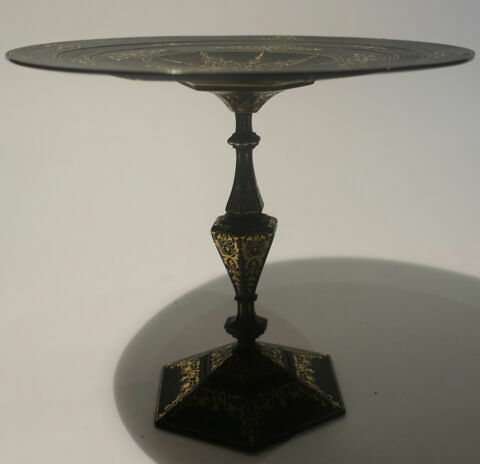 Coupe plate de forme ronde sur pied hexagonal en fer damasquiné d'or, image 2/2