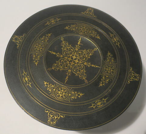 Coupe plate de forme ronde sur pied hexagonal en fer damasquiné d'or, image 1/2