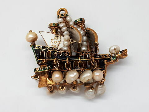 Pendentif : vaisseau en or émaillé et perles