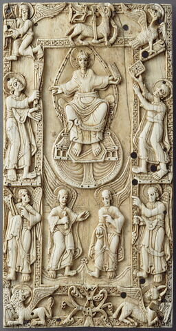 Plaque de reliure : le Christ dans le tétramorphe, entre les saints Pierre et Paul (Traditio Legis)., image 1/8