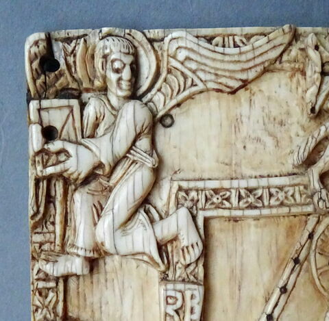 Plaque de reliure : le Christ dans le tétramorphe, entre les saints Pierre et Paul (Traditio Legis)., image 5/8
