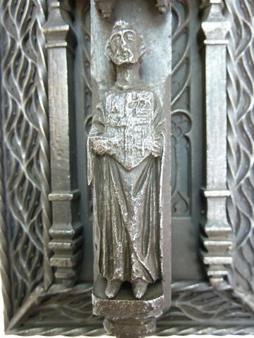 Marteau de porte : décor flamboyant, homme tenant un écu armorié, image 2/3