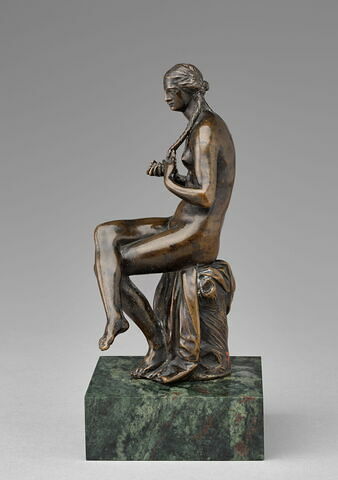 Statuette : femme se tressant les cheveux, image 4/9