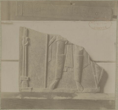 Plaque (fragment de) : partie inférieure du corps d'un saint guerrier