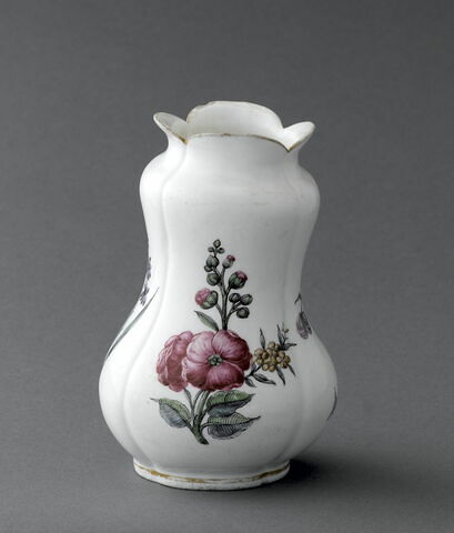 Vase à oignons, à décor de fleurs polychromes, d'une paire (OA 8042)