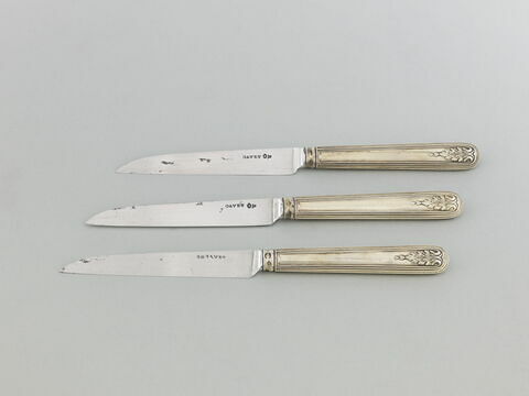 Trois couteaux de table à lames d'acier et manches de vermeil ciselé, image 1/3