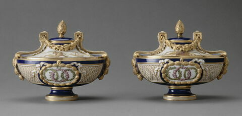 Vase d'ornement, forme "cassolette Bachelier", d'une paire (OA 10261)