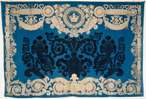 Panneau d'une tenture de cinq pièces réalisées pour le meuble de la chambre à coucher de Louis XVIII aux Tuileries, image 1/1