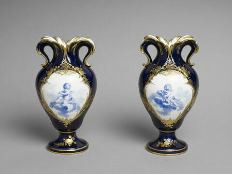 Vase "à oreilles" à décor en camaïeu bleu, d'une paire (OA 10303)