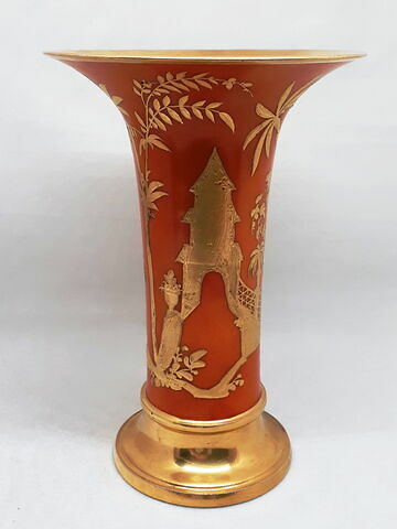 Vase de type cornet, d'un ensemble de trois (OA 10972 à 10974), image 3/4