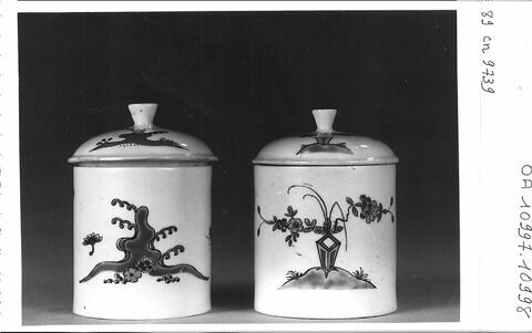 Petit pot couvert, d'une paire (OA 10998) à décor chinois, image 1/3