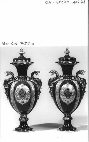 Vase à quatre lobes avec couvercle, d'une paire, image 3/8