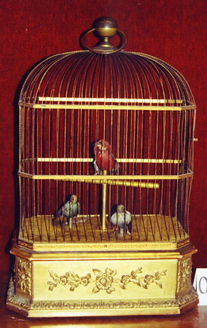 Boîte à musique : petite cage enfermant trois oiseaux chanteurs